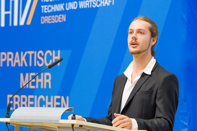 Maximilian Tränkler mit Ausschnitt als ehemaliger Sprecher des StuRa zur Rede bei der feierlichen Immatrikulation der HTW Dresden 2019